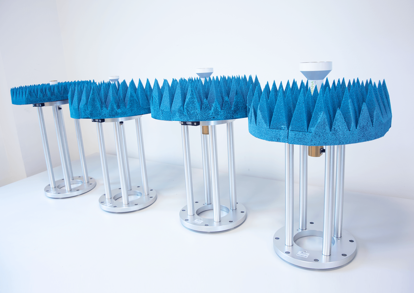 Corrugated feed horn